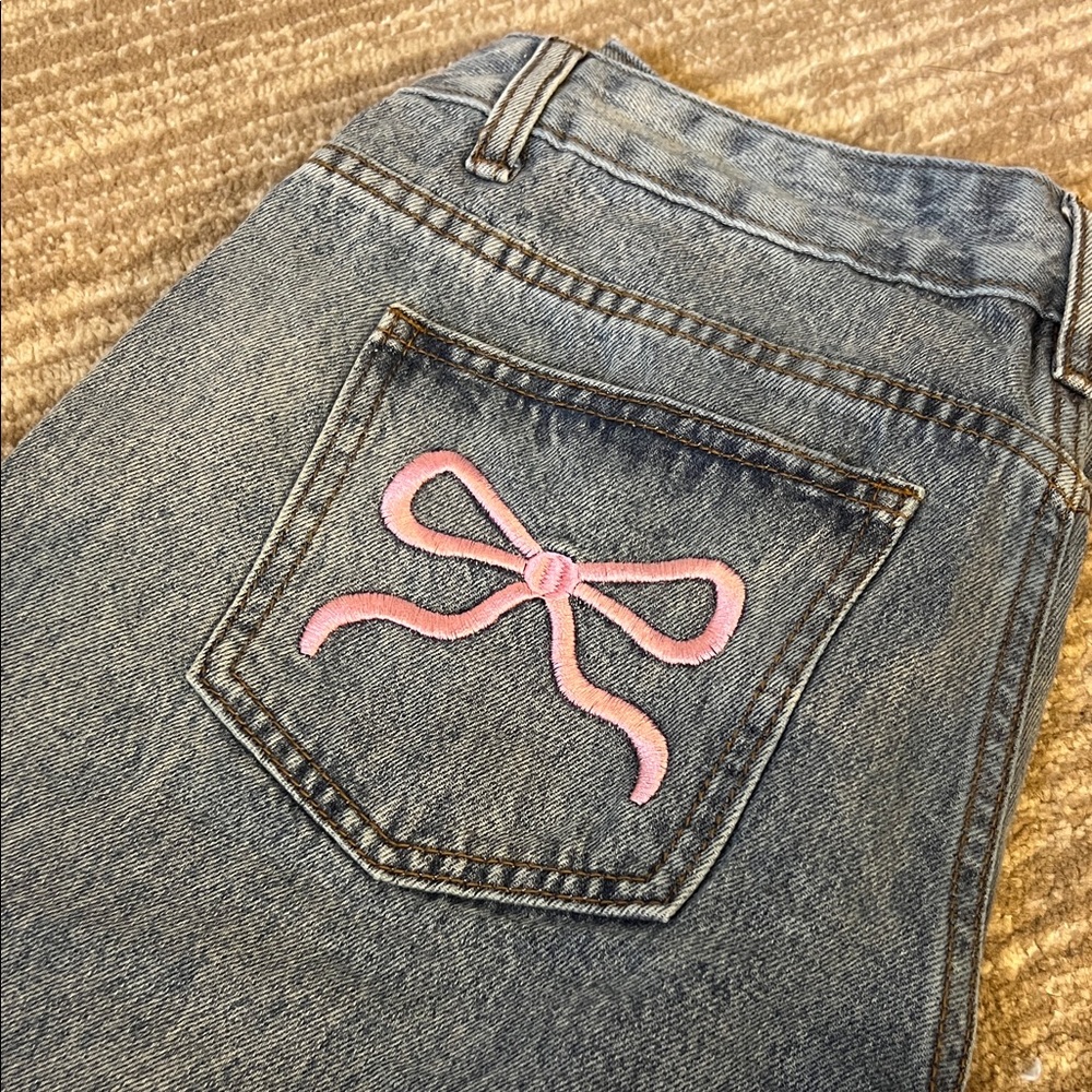 Stylish Blue Jeans with Pink Bow Accent